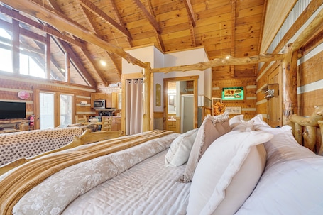 Interior. Honey Bear Pause: Rural Escape w/ Porch & Hot Tub!
