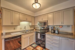 Apartment (3 Bedrooms) | Interior - Cozy Condo: Walk to Resort, 9 Mi to Sugar Mountain (Banner Elk)