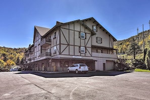 Apartment (3 Bedrooms) | Interior - Cozy Condo: Walk to Resort, 9 Mi to Sugar Mountain (Banner Elk)