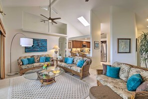 Living area - Ocean-view Oasis w/ 2 Lanais: Right in Kona! (Kailua-Kona)