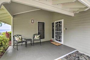 Terrace/patio - Ocean-view Oasis w/ 2 Lanais: Right in Kona! (Kailua-Kona)