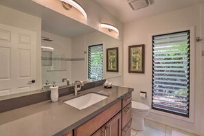 Bathroom - Ocean-view Oasis w/ 2 Lanais: Right in Kona! (Kailua-Kona)