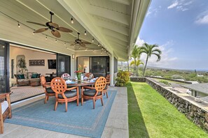 Outdoor dining - Ocean-view Oasis w/ 2 Lanais: Right in Kona! (Kailua-Kona)