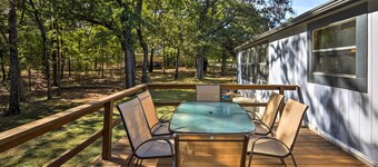 Charming Home w/ Deck & Yard - 1 Mi to Lake Texoma