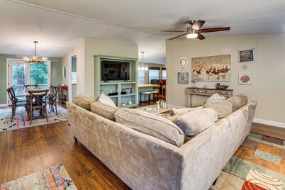 1 Mi to Lake Texoma! Family Home in Woodsy Setting