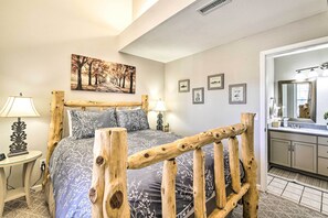 2 bedrooms, iron/ironing board, free cots/infant beds, bed sheets - Charming Condo w/ Deck, 4 Mi to Branson Strip (Branson)