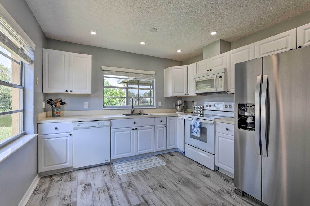 Lanai & Pond at Tranquil Bradenton Retreat! - Foxleigh, FL