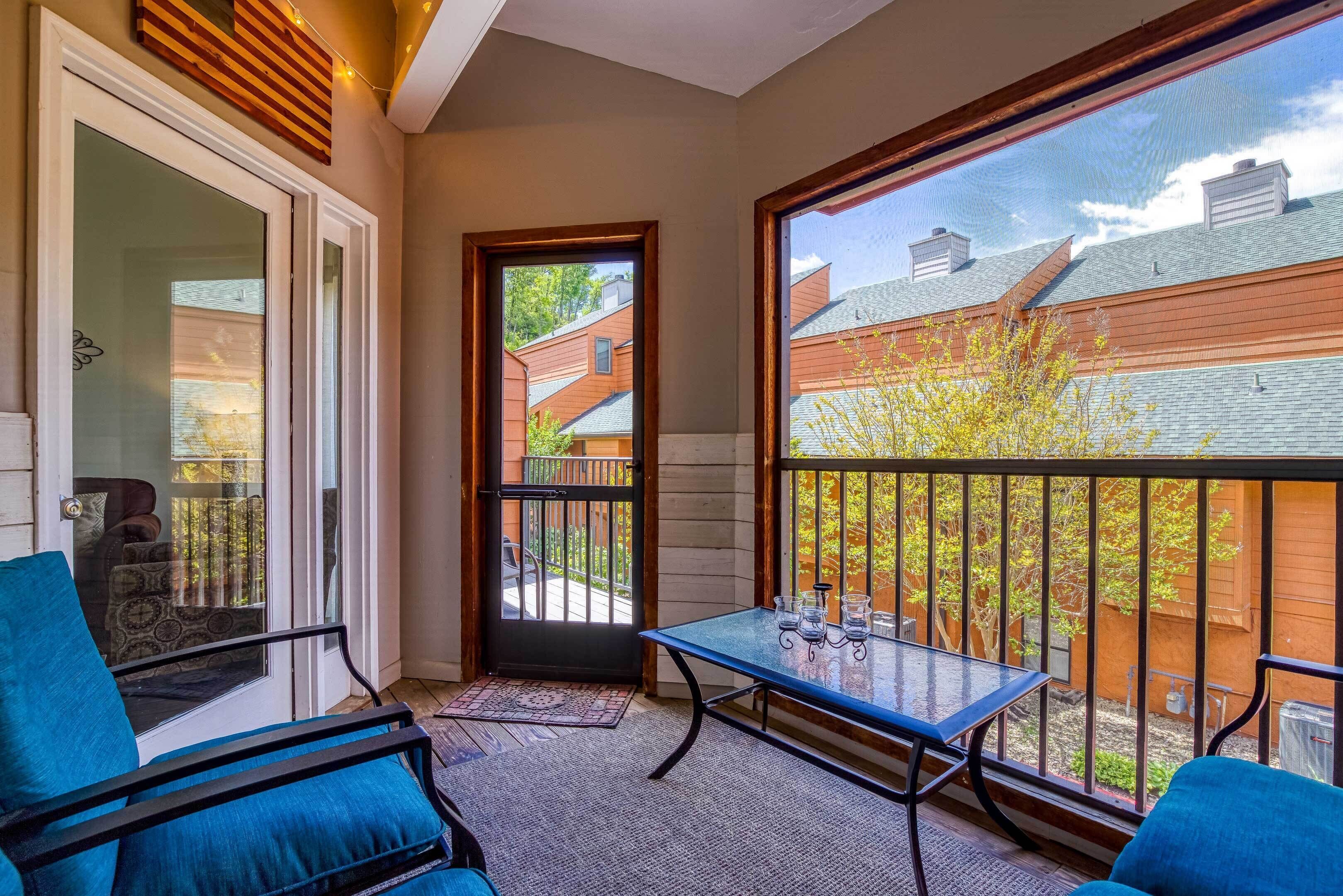 Gatlinburg Townhome w/ Mtn Views & Pool Access!