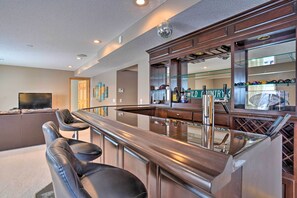 House (6 Bedrooms) | Interior