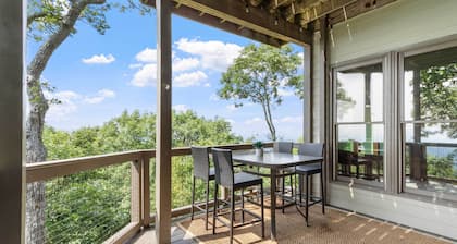 Hiking On-site: Mtn-view Burnsville Condo!