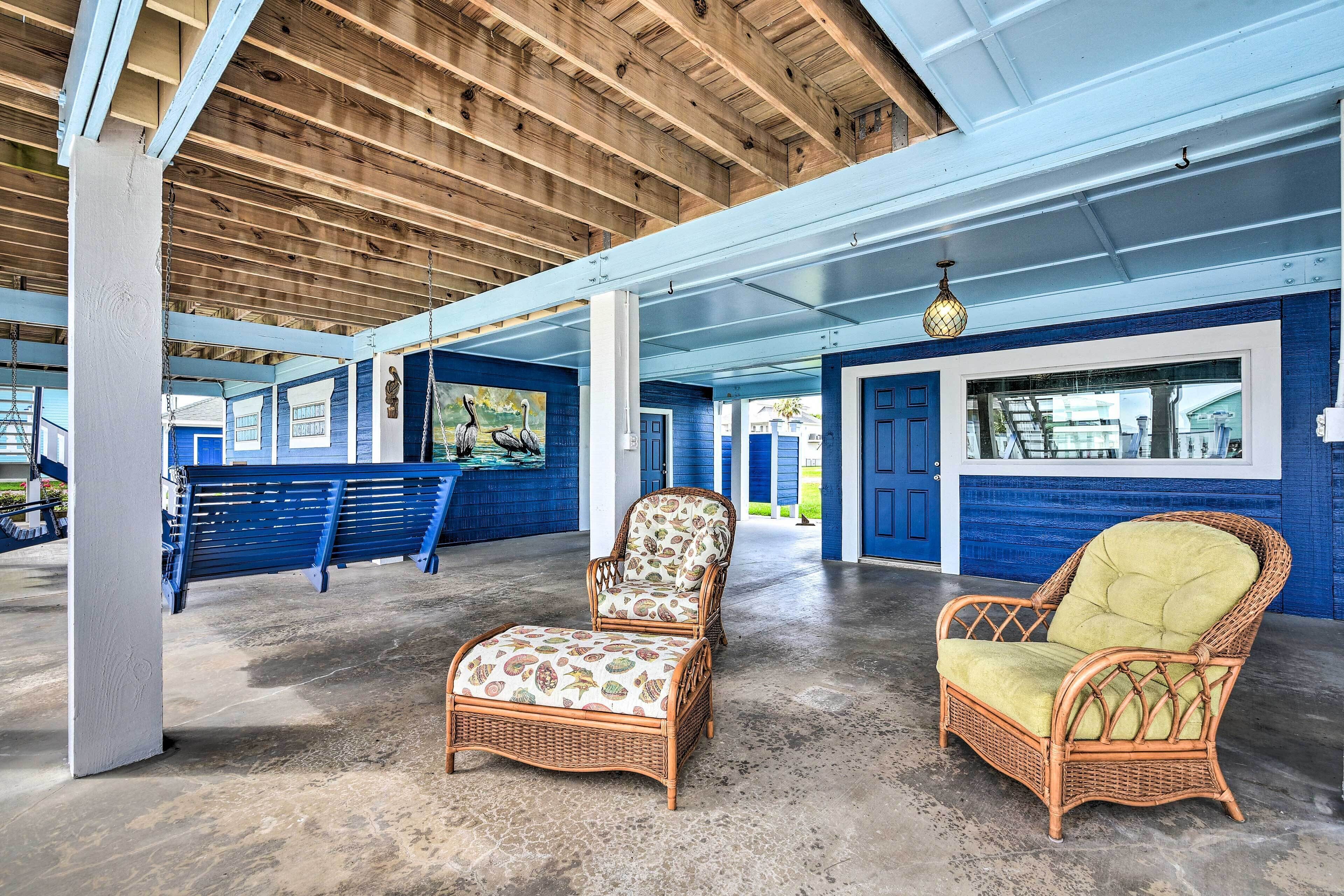 Beautiful Crystal Beach Escape w/ Large Deck!