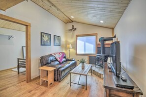 TV, fireplace - Cozy Sequim Condo: Olympic Discovery Trail Access! (Sequim)