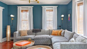 Ein Wohnzimmer mit Ecksofa, Couchtisch und Stehlampe.