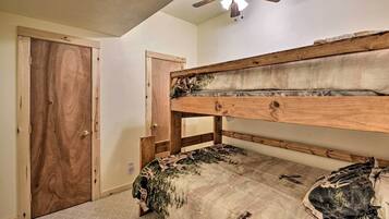 House (5 Bedrooms) | Interior