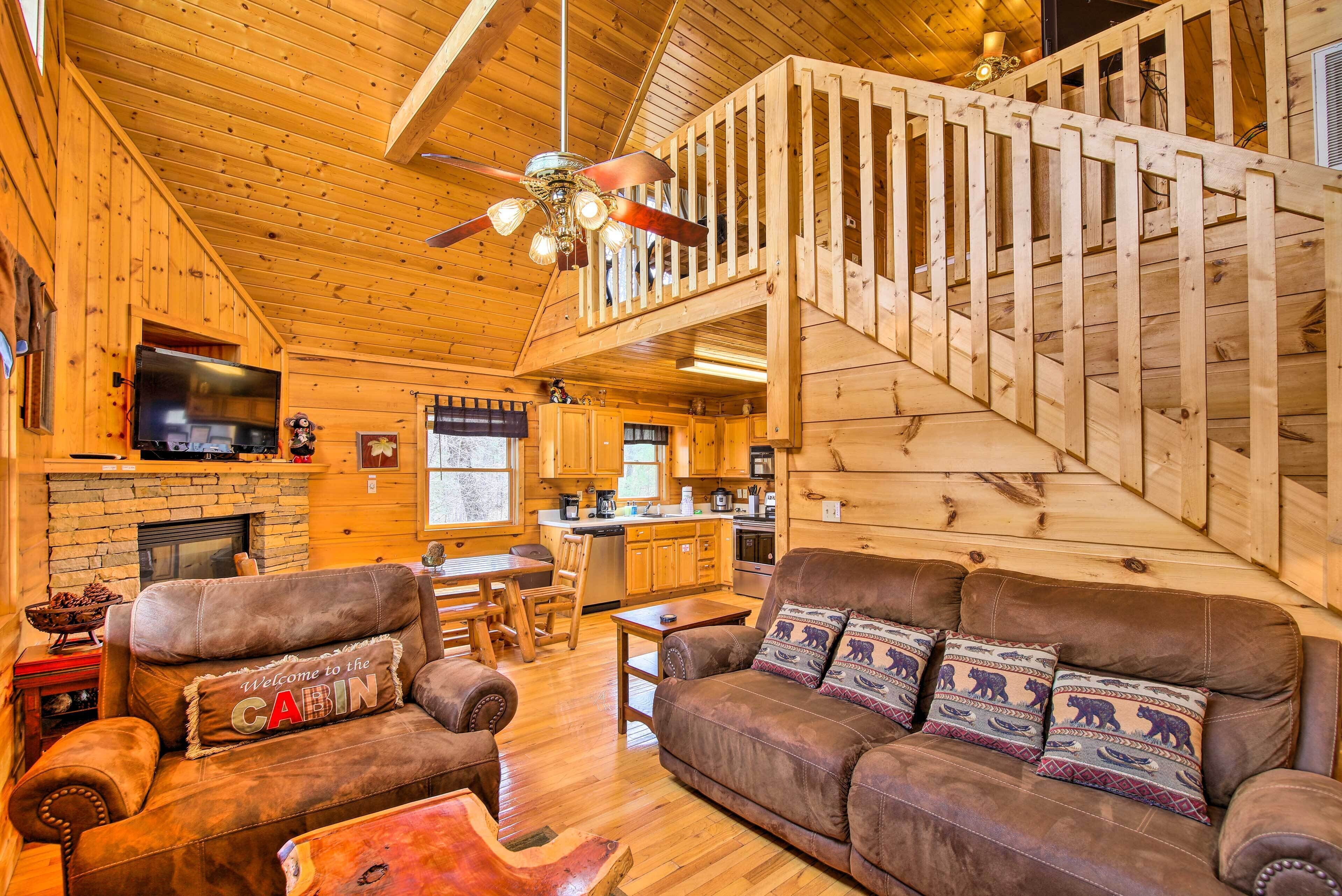 Panoramic Mtn Views: Scenic Cabin w/ Hot Tub!