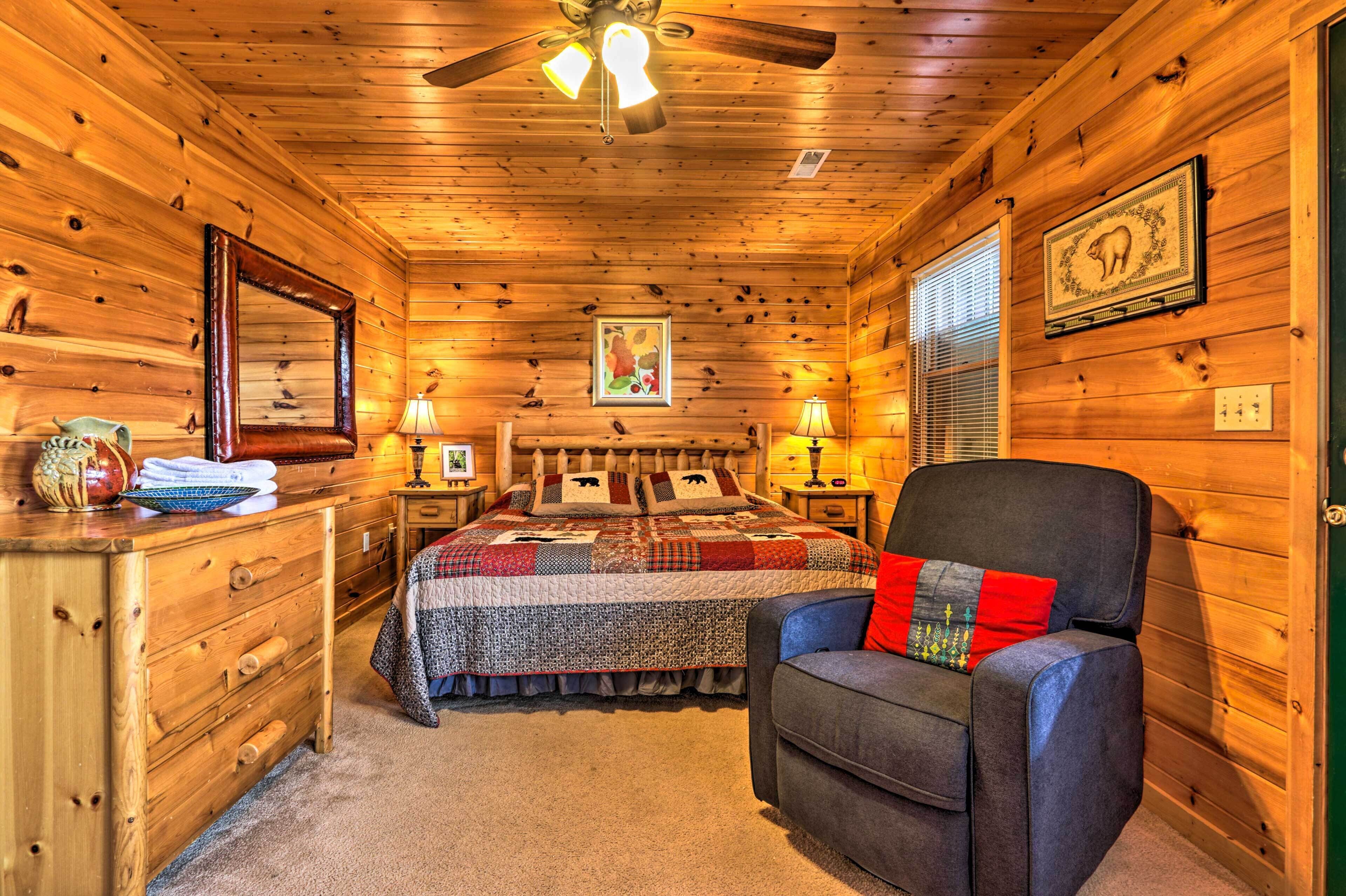 Panoramic Mtn Views: Scenic Cabin w/ Hot Tub!