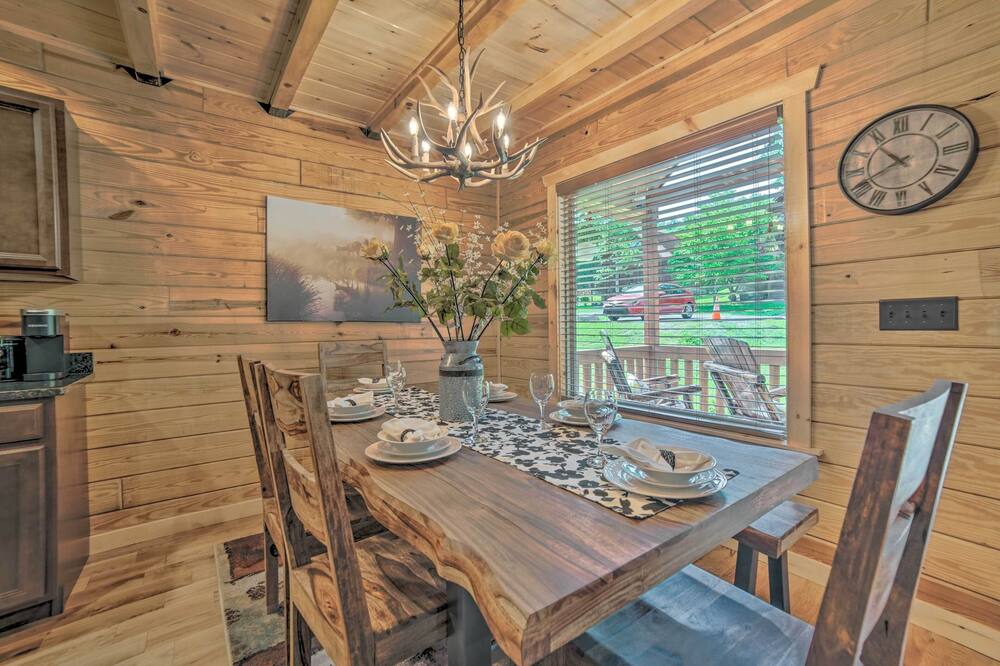 Hot Tub, Pool Access & Fire Pit: Gatlinburg Cabin - Devils Den, TN