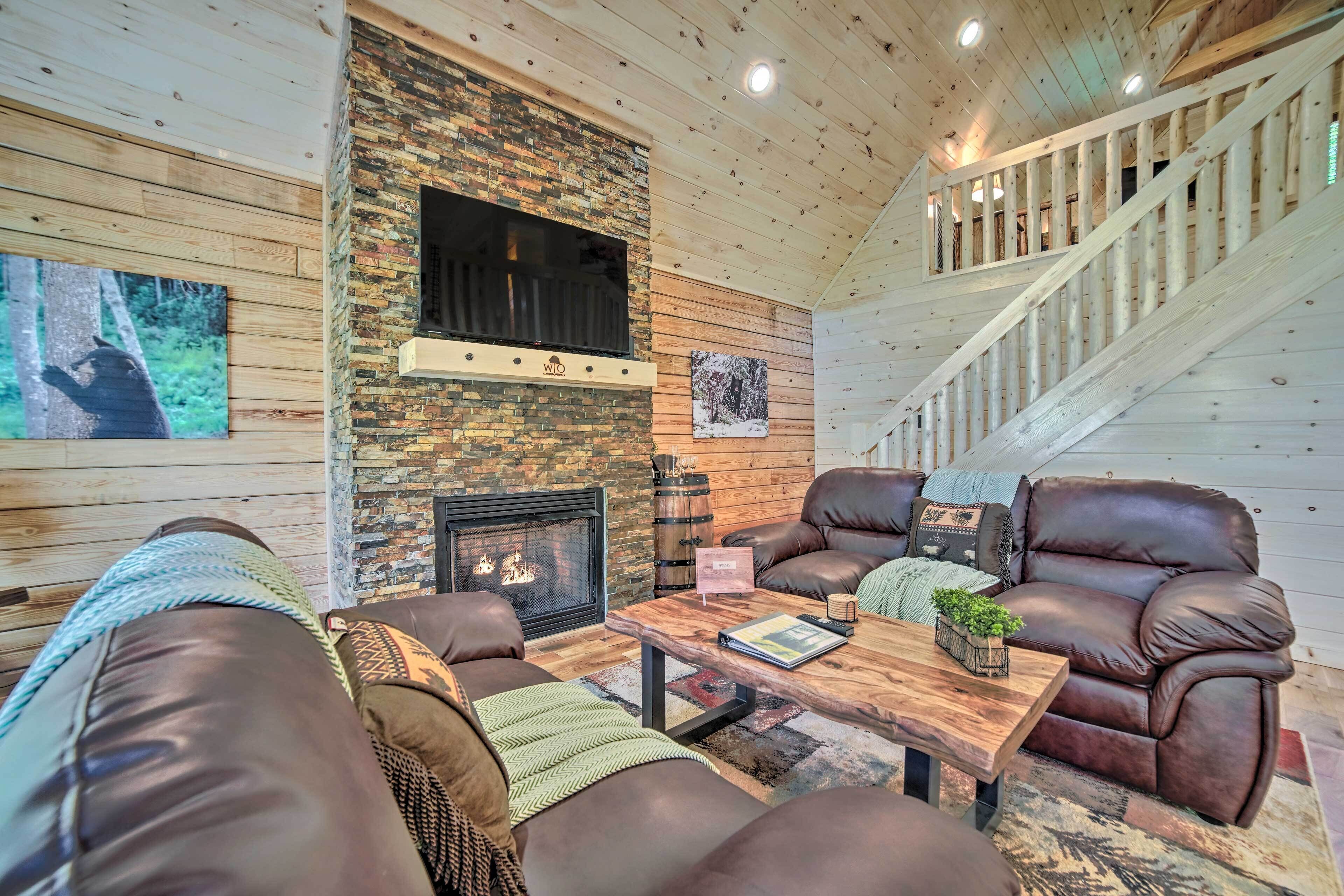 Rustic Chic Gatlinburg Getaway w/ Hot Tub!