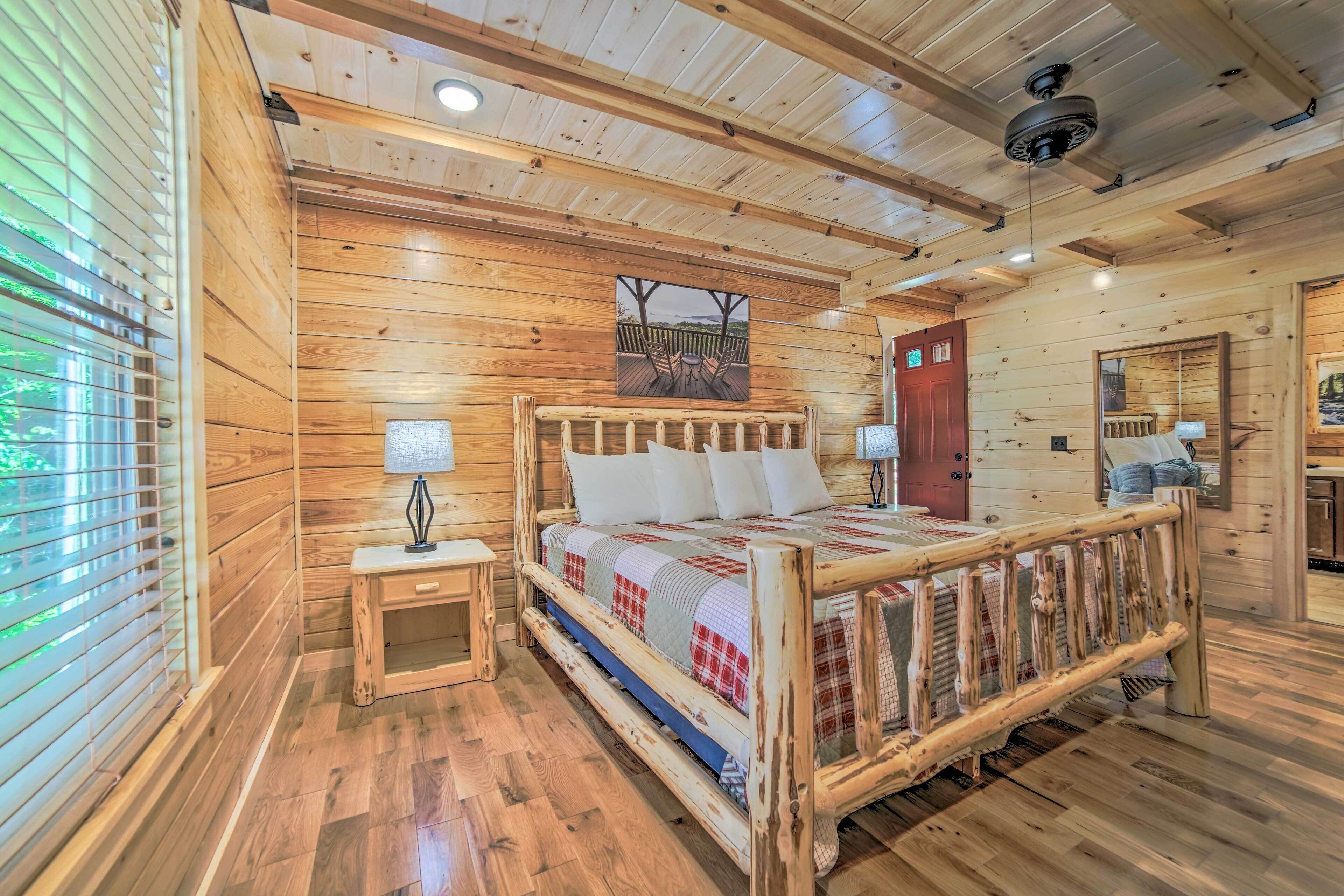 Rustic Chic Gatlinburg Getaway w/ Hot Tub!