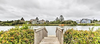 Ocean Shores House w/ Hot Tub - Walk to Beach