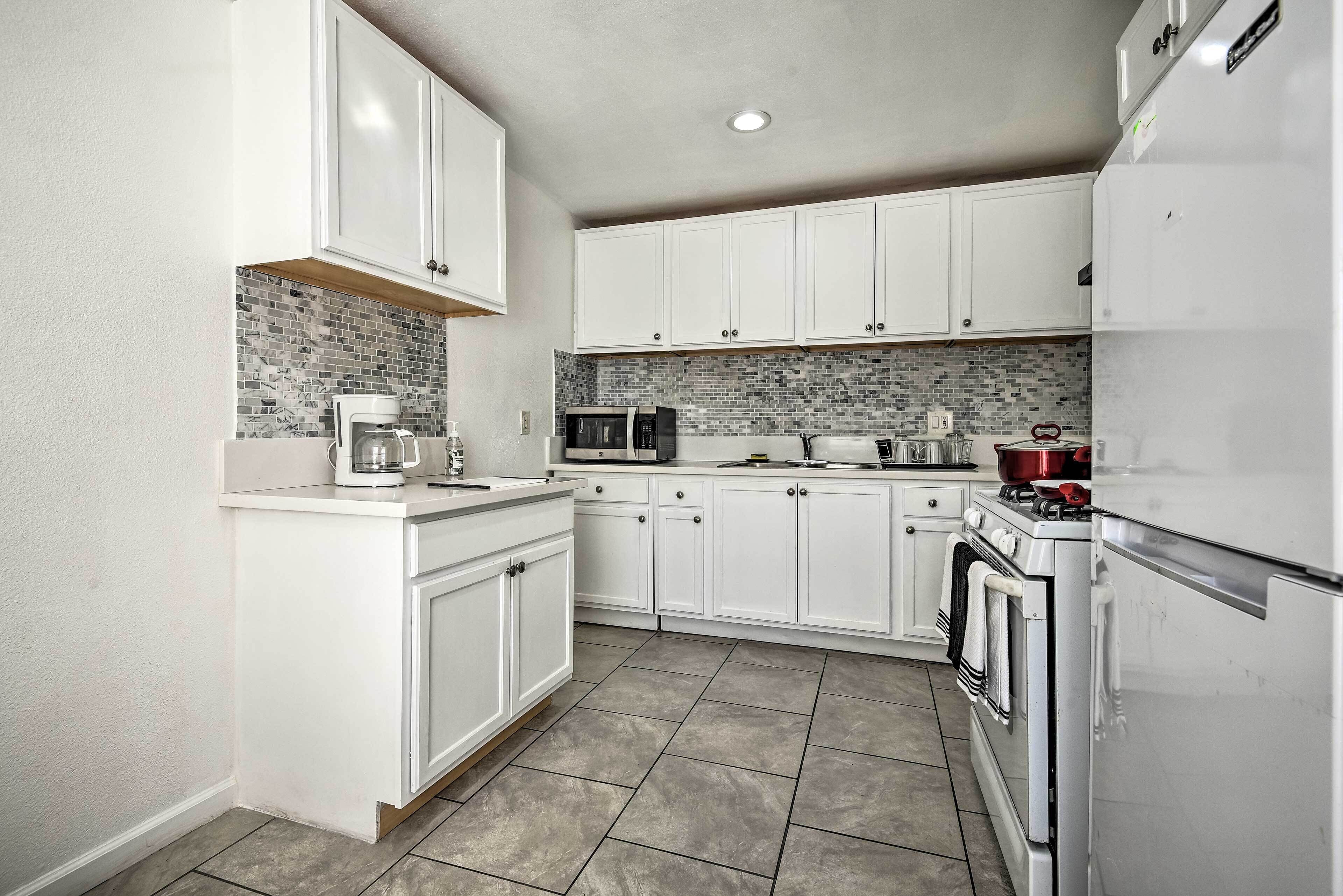 Oven, stovetop, cookware/dishes/utensils