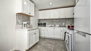 Oven, stovetop, cookware/dishes/utensils