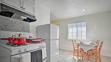 Hús (2 Bedrooms) | Einkaeldhús | Bakarofn, eldavélarhellur, pottar/pönnur/diskar/hnífapör