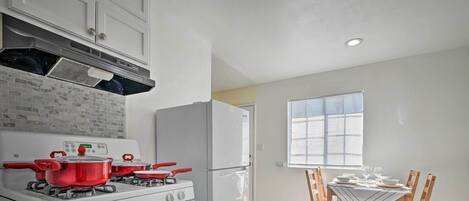 Hus (2 Bedrooms) | Privat køkken | Ovn, kogeplade, køkkentøj/tallerkener/redskaber