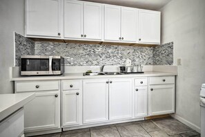 Ofen, Herdplatte, Kochgeschirr/Geschirr/Besteck