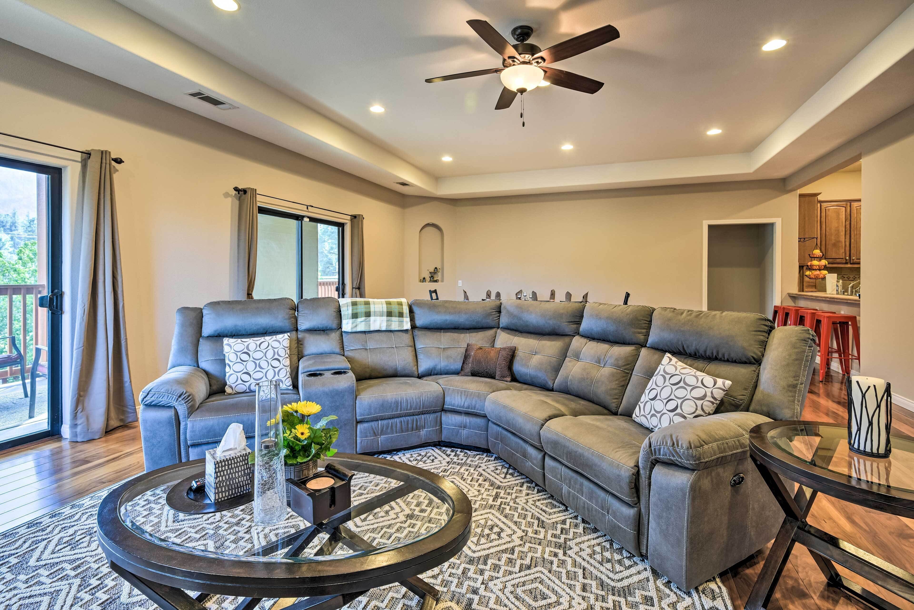 'escape in the Woods' w/ Deck + Mtn Views!