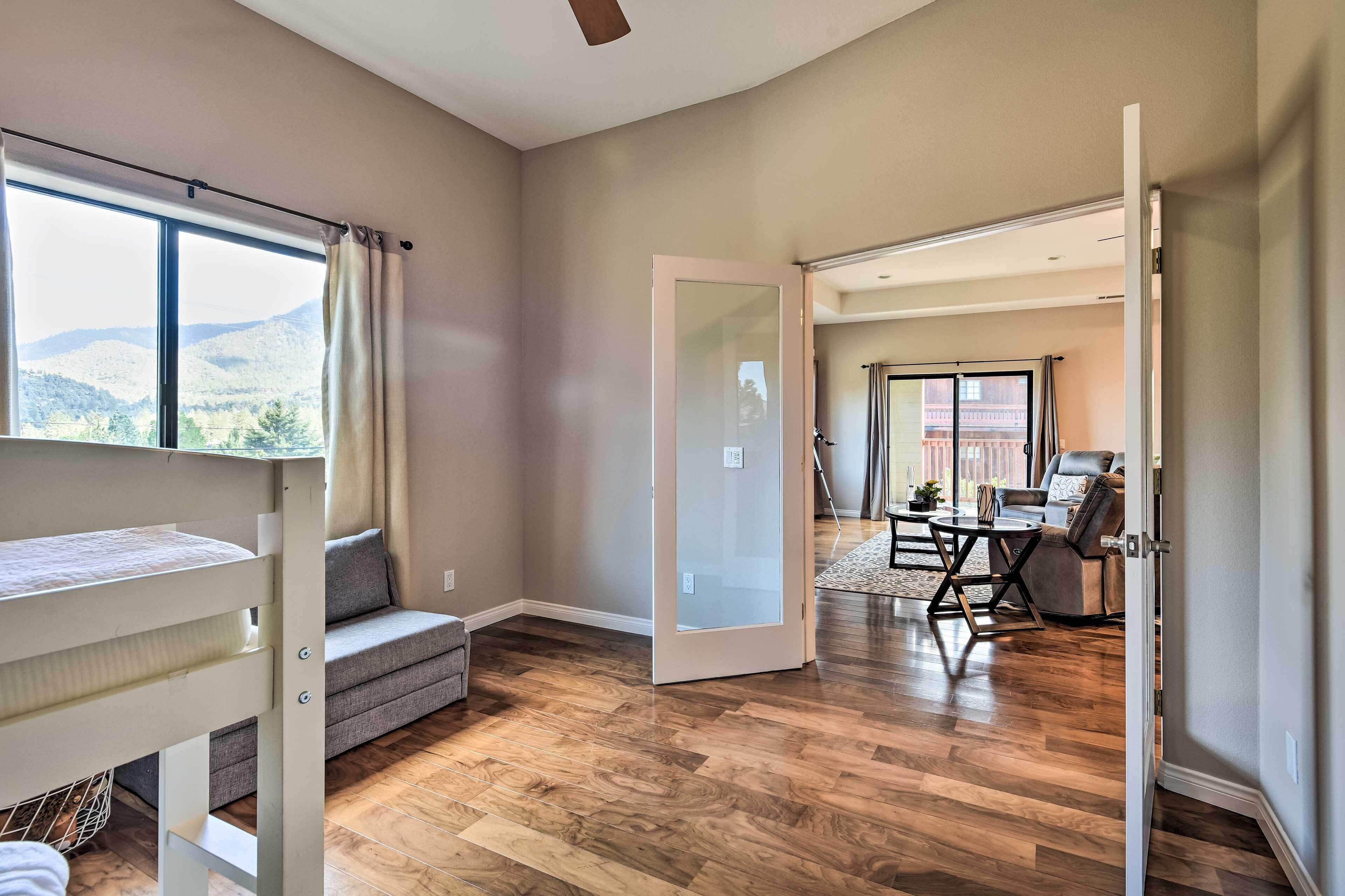 'escape in the Woods' w/ Deck + Mtn Views!