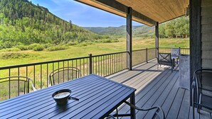 Property grounds - Mountain-view Oak Creek Paradise w/ Hot Tub! (Oak Creek)