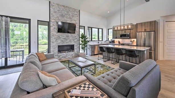 TV, fireplace, books - Mountain-view Oak Creek Paradise w/ Hot Tub! (Oak Creek)