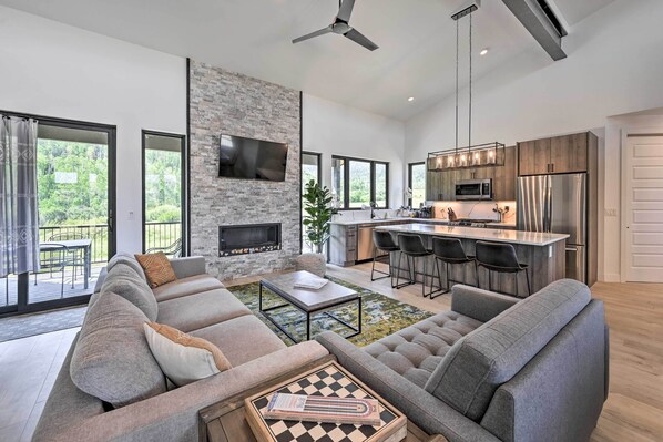 TV, fireplace, books - Mountain-view Oak Creek Paradise w/ Hot Tub! (Oak Creek)