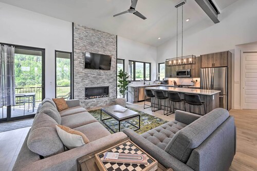 Mountain-view Oak Creek Paradise w/ Hot Tub!