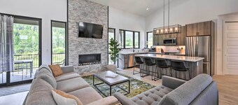 Mountain-view Oak Creek Paradise w/ Hot Tub!