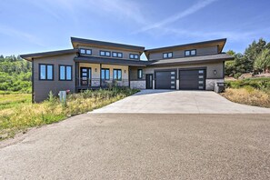 Exterior - Mountain-view Oak Creek Paradise w/ Hot Tub! (Oak Creek)