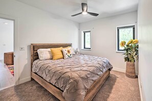 4 bedrooms, iron/ironing board, free cots/infant beds, bed sheets - Mountain-view Oak Creek Paradise w/ Hot Tub! (Oak Creek)