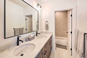 Shower - Mountain-view Oak Creek Paradise w/ Hot Tub! (Oak Creek)
