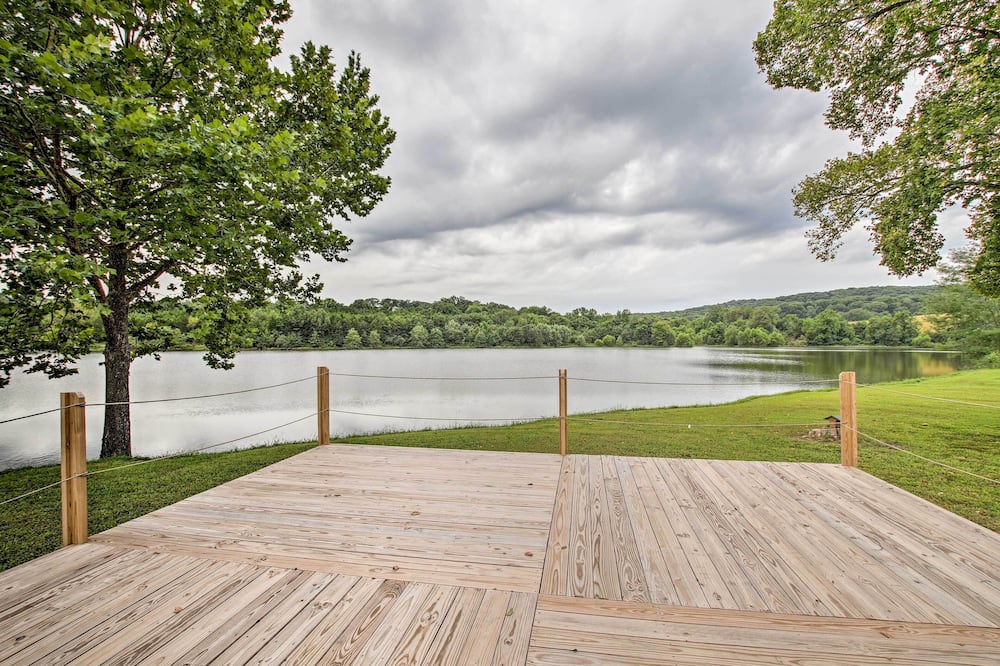 Lakefront Studio Guest Home on Hermann Wine Trail! - Leslie, MO