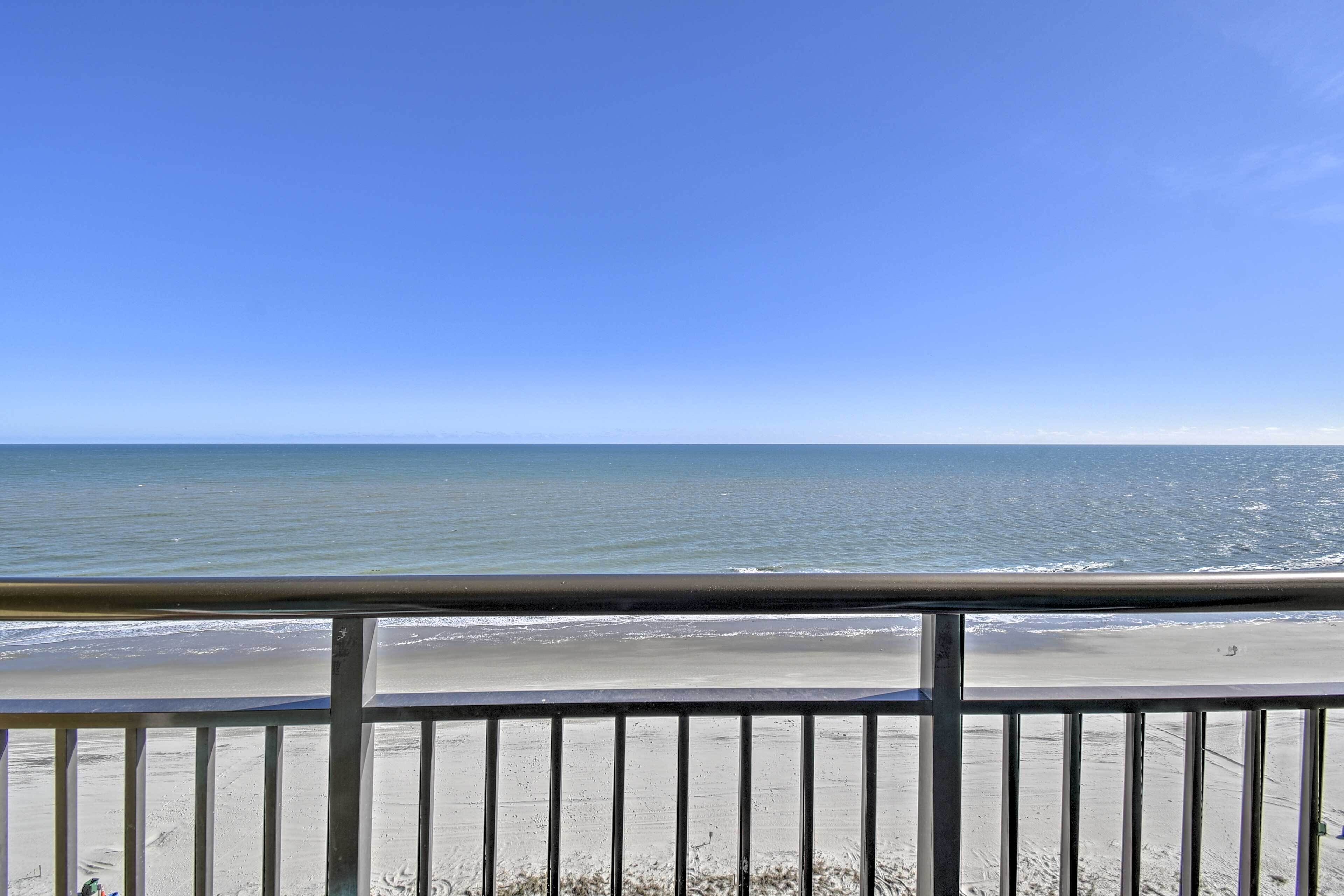 Beachfront Vacation Rental: Resort Amenities!