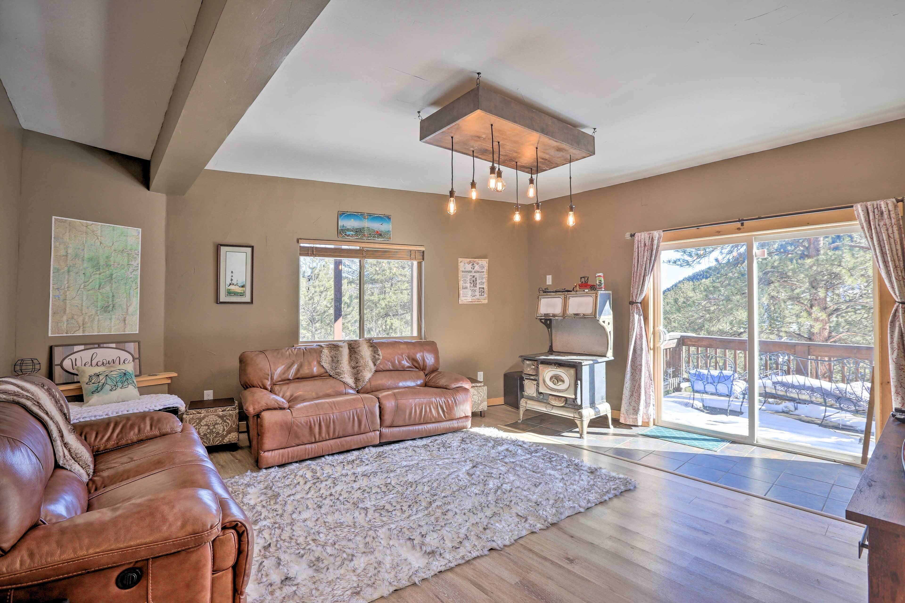 Cozy Bailey Cabin w/ Sweeping Mountain Views!
