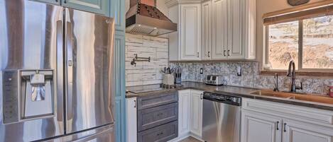 House (3 Bedrooms) | Private kitchen | Highchair, paper towels