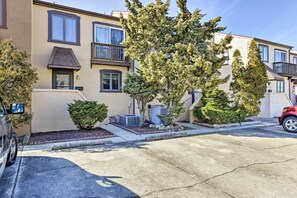 Interior - Family-friendly Wildwood Townhome ~ 3 Mi to Beach (Wildwood)