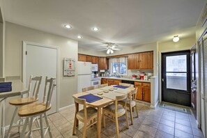 Interior - Family-friendly Wildwood Townhome ~ 3 Mi to Beach (Wildwood)