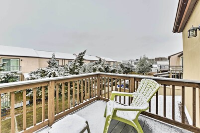 Family-friendly Wildwood Townhome ~ 3 Mi to Beach