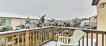 Family-friendly Wildwood Townhome ~ 3 Mi to Beach