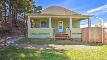 House (3 Bedrooms) | Exterior