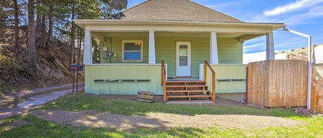 House (3 Bedrooms) | Exterior