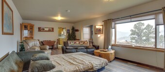 Classic Mountain Home, Half Mi to Main Street